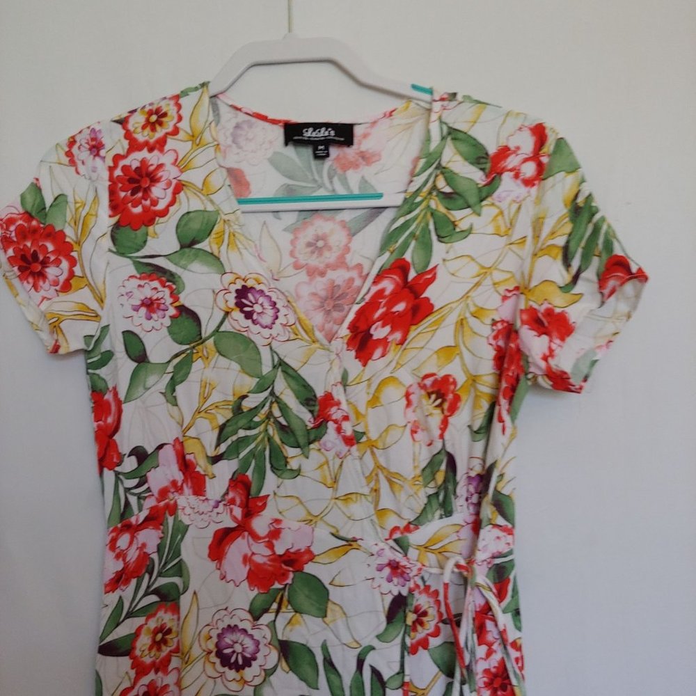 Lulu's floral shrt sleeve wrap dress red, green and white size Medium - Picture 3 of 16